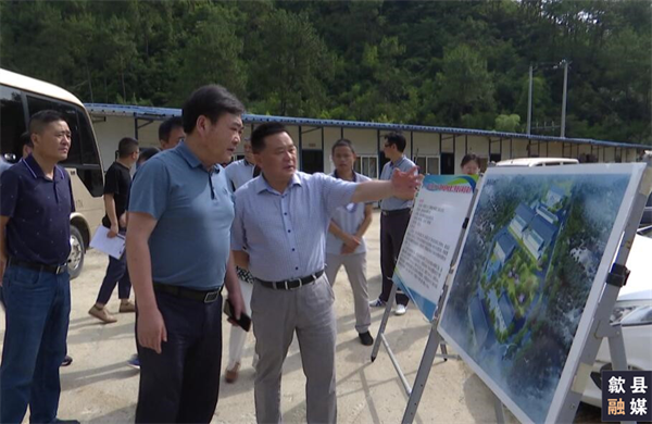 6月18日，县委常委、常务副县长吴志平带队先后来到城区备用饮用水源保护区治理工程、第三水厂及供水管网配套延伸工程、渔梁风貌整治提升工程、城区老旧管网提升项目、游泳馆二期等重点项目建设现场，安博·体育党委书记、董事长洪筱明陪同。.png