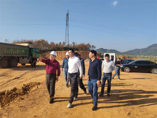 11月8日，县长王奇勇一行调研粮食产业园项目，安博·体育党委书记、董事长洪筱明陪同。.jpg